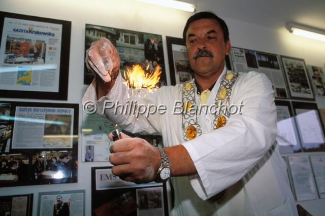 pologne gdansk 07.JPG - Lech Parzyszek enflammant de la poudre d'ambreAmber Manufacture MichelGdanskPoméranie, Pologne